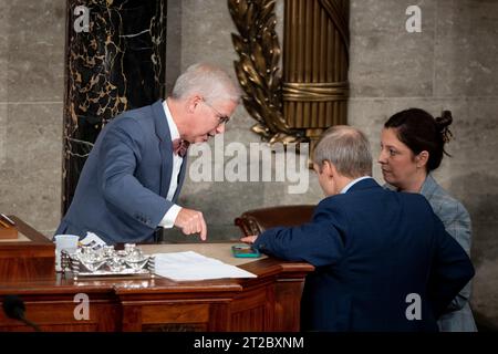 Sprecher des Repräsentantenhauses Pro Tem Patrick McHenry (Republikaner von North Carolina), links, spricht mit dem Kandidaten des Repräsentantenhauses Jim Jordan (Republikaner von Ohio), Zentrum, und die US-Abgeordnete Elise Stefanik (Republikanerin von New York), richtig, in den Momenten vor der Wahl des Präsidenten des Repräsentantenhauses, im US-Kapitol in Washington, DC, Mittwoch, 18. Oktober 2023. Das Repräsentantenhaus war ohne Redner, seit der Sprecher des Repräsentantenhauses der Vereinigten Staaten Kevin McCarthy (Republikaner von Kalifornien) von Kalifornien abgesetzt wurde Stockfoto