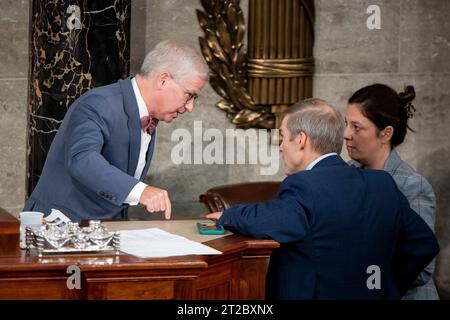 Sprecher des Repräsentantenhauses Pro Tem Patrick McHenry (Republikaner von North Carolina), links, spricht mit dem Kandidaten des Repräsentantenhauses Jim Jordan (Republikaner von Ohio), Zentrum, und die US-Abgeordnete Elise Stefanik (Republikanerin von New York), richtig, in den Momenten vor der Wahl des Präsidenten des Repräsentantenhauses, im US-Kapitol in Washington, DC, Mittwoch, 18. Oktober 2023. Das Repräsentantenhaus war ohne Redner, seit der Sprecher des Repräsentantenhauses der Vereinigten Staaten Kevin McCarthy (Republikaner von Kalifornien) von Kalifornien abgesetzt wurde Stockfoto