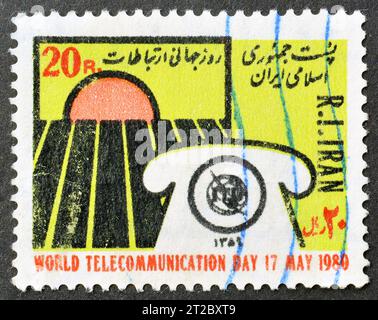 Vom Iran gedruckte Briefmarke, die das Telefon, den Welttag der Telekommunikation, um 1980 anzeigt. Stockfoto