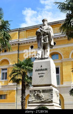 RAVENNA, ITALIEN - 10. SEPTEMBER 2019: Statue des italienischen Generals Giuseppe Garibaldi (1807–1882) auf dem Platz Piazza Giuseppe Garibaldi. Stockfoto