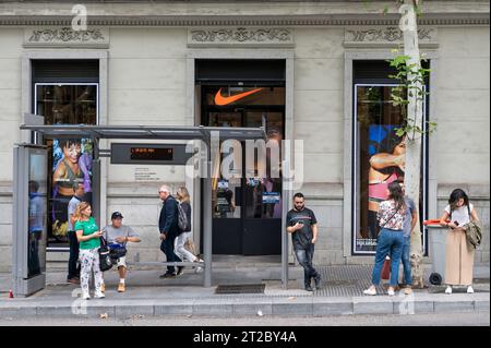 Madrid, Spanien. Oktober 2023. Fußgänger und Pendler werden vor dem US-amerikanischen multinationalen Sportbekleidungsgeschäft Nike in Spanien gesehen. Quelle: SOPA Images Limited/Alamy Live News Stockfoto