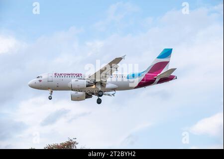 LONDON, ENGLAND - 26. SEPTEMBER 2023: Eurowings Airbus A319 kommt am Flughafen Heathrow an Stockfoto