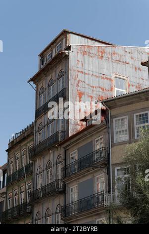 Historische portugiesische Gebäude mit verwittertem Wellblechdach und traditionellen Balkonen im Stadtzentrum von Porto Stockfoto