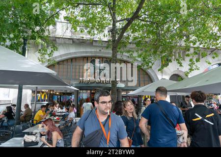 Das geschäftige McDonald's Restaurant mit Sitzbereich im Freien im historischen Stadtzentrum von Porto Stockfoto