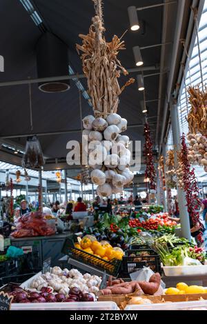 Lebhafter Marktstand mit frischen Produkten und Knoblauch Stockfoto