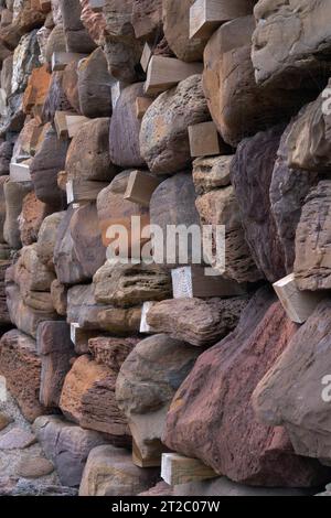 Hochwasserschutzanlagen an der Küste, Seewände, feste Barrieren, Beton, Mauerwerk, Gabionen, Flut, Sturmfluten, sanfte Technik, natürliche Managementtechnik Stockfoto