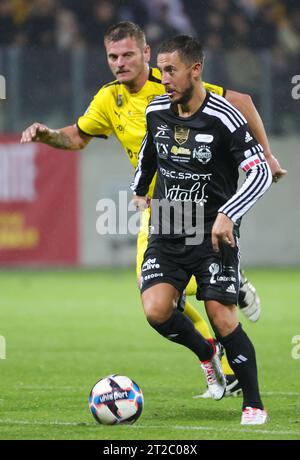 Calais, Frankreich. Oktober 2023. Der belgische Eden Hazard kämpft um den Ball während eines Gala-Fußballspiels zwischen Variety Club France mit verschiedenen Persönlichkeiten und einer Mannschaft von Calais, für den Verein Les Pieces Jaunes am Mittwoch, den 18. Oktober 2023, in Calais, Frankreich. Belgian Hazard gab letzte Woche seinen Rücktritt bekannt. BELGA PHOTO VIRGINIE LEFOUR Credit: Belga News Agency/Alamy Live News Stockfoto