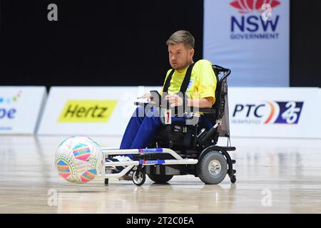 Christopher Gordon von der englischen Powerchair Football-Mannschaft wird während des Spiels der FIPFA Powerchair Football World Cup 2023 im Quaycenter im Sydney Olympic Park, NSW Australien, beobachtet. Endstand USA 3:1 England.. Stockfoto