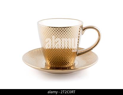 Goldene metallische Teetasse mit Untertasse isoliert auf weißem Hintergrund mit Schneidepfad Stockfoto