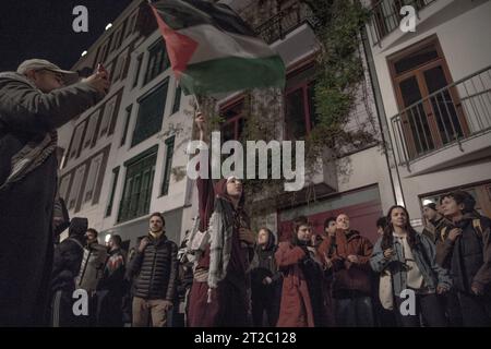 Berlin, Deutschland. Oktober 2023. Am 18. Oktober 2023 versammelten sich Hunderte auf dem Werderschen Markt und der Niederwallstraße in der Nähe des Auswärtigen Amtes in Berlin, um palästinensische Fahnen zu schwenken und ihre Unterstützung für Gaza während des andauernden Israel-Hamas-Krieges zum Ausdruck zu bringen. Die Demonstranten skandierten Parolen wie "vom Fluss zum Meer, Palästina wird frei sein" und "frei freies Gaza". Ein besonders nachdrücklicher Gesang in der Menge war: "Niemand ist frei, bis Palästina frei ist" und betonte die globale Bedeutung der palästinensischen Sache. Während der Krieg weiter eskaliert, international Stockfoto