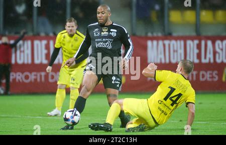 Calais, Frankreich. Oktober 2023. VCL's Ciryl Gane kämpft um den Ball während eines Gala-Fußballspiels zwischen Variety Club France mit verschiedenen Persönlichkeiten und einer Mannschaft von Calais, für Les Pieces Jaunes, Mittwoch, den 18. Oktober 2023, in Calais, Frankreich. Belgian Hazard gab letzte Woche seinen Rücktritt bekannt. BELGA PHOTO VIRGINIE LEFOUR Credit: Belga News Agency/Alamy Live News Stockfoto