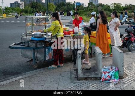 Pop-up-Café in Ho Chi Minh City für Familien mit Flying Kites Stockfoto