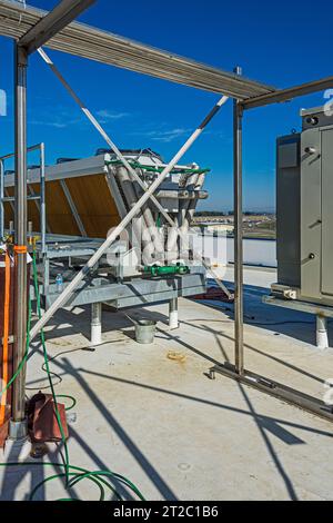 Ein Ende eines adiabatischen Kondensators auf dem Dach eines CO2-Kühllagers (Industriekühlung). Stockfoto