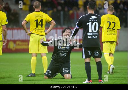 Calais, Frankreich. Oktober 2023. Redouane Bougheraba von VCL feiert, nachdem er am Mittwoch, den 18. Oktober 2023, in Calais, für den Verein Les Pieces Jaunes mit verschiedenen Persönlichkeiten und einer Mannschaft von Variety Club France einen Treffer erzielt hat. Belgian Hazard gab letzte Woche seinen Rücktritt bekannt. BELGA PHOTO VIRGINIE LEFOUR Credit: Belga News Agency/Alamy Live News Stockfoto
