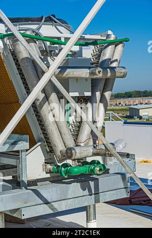 Ein Ende eines adiabatischen Kondensators auf dem Dach eines CO2-Kühllagers (Industriekühlung). Stockfoto
