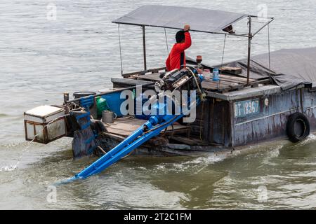 Langheck-Motor auf Lastkahn, Vietnam Stockfoto