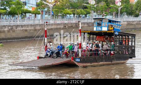 Lokale Fähre über den Mekong, Vietnam Stockfoto