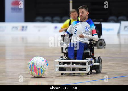 Sydney, Australien. Oktober 2023. Jonathan Bolding von der englischen Powerchair Football-Mannschaft wird während des Spiels der FIPFA Powerchair Football World Cup 2023 zwischen den USA und England im Quaycenter im Sydney Olympic Park, NSW Australien, beobachtet. Endstand USA 3:1 England. (Foto: Luis Veniegra/SOPA Images/SIPA USA) Credit: SIPA USA/Alamy Live News Stockfoto