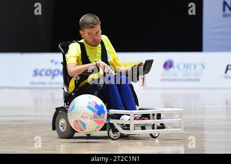 Sydney, Australien. Oktober 2023. Christopher Gordon von der englischen Powerchair Football-Mannschaft wird während des Spiels der FIPFA Powerchair Football World Cup 2023 im Quaycenter im Sydney Olympic Park, NSW Australien, beobachtet. Endstand USA 3:1 England. (Foto: Luis Veniegra/SOPA Images/SIPA USA) Credit: SIPA USA/Alamy Live News Stockfoto