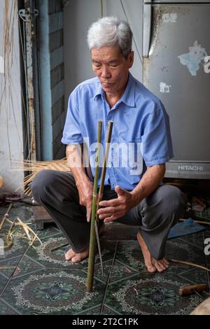 Bambus für Webkörbe trennen, Mekong Delta, Vietnam Stockfoto