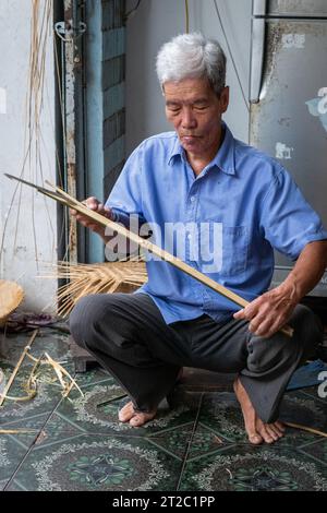 Bambus für Webkörbe trennen, Mekong Delta, Vietnam Stockfoto