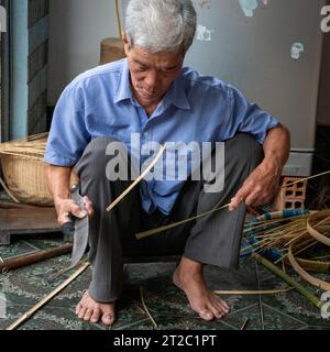 Bambus für Webkörbe trennen, Mekong Delta, Vietnam Stockfoto