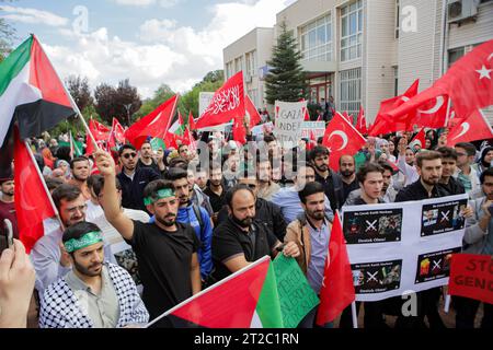 18. Oktober 2023: Gaziantep, Turkiye. 18. Oktober 2023. Auf dem Campus der Gaziantep University im südlichen Turkiye findet eine propalästinensische Demonstration statt. Studenten hielten die palästinensische Flagge zusammen mit der türkischen Flagge und riefen zu einem Boykott von Coca-Cola, McDonald's und Starbucks auf, weil sie Israel unterstützten. Die Demo wurde von Studenten der Fakultät für Teologie, Islamische Geschichte und Kunst der Universität organisiert, zusammen mit Professor Mehmet Akbas, hielt eine Rede zur Unterstützung der Palästinenser bei der Veranstaltung (Credit Image: © Muhammed Ibrahim Ali/IMAGESLIVE via ZUMA Press Wire) REDAKTIONELLE VERWENDUNG Stockfoto