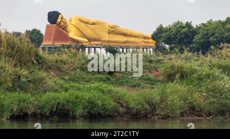 Riesige Goldene Liegender Buddha-Statue Am Flussufer, Mekong River, Kambodscha Stockfoto