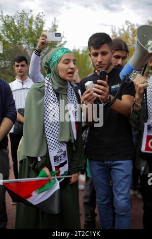 18. Oktober 2023: Gaziantep, Turkiye. 18. Oktober 2023. Auf dem Campus der Gaziantep University im südlichen Turkiye findet eine propalästinensische Demonstration statt. Studenten hielten die palästinensische Flagge zusammen mit der türkischen Flagge und riefen zu einem Boykott von Coca-Cola, McDonald's und Starbucks auf, weil sie Israel unterstützten. Die Demo wurde von Studenten der Fakultät für Teologie, Islamische Geschichte und Kunst der Universität organisiert, zusammen mit Professor Mehmet Akbas, hielt eine Rede zur Unterstützung der Palästinenser bei der Veranstaltung (Credit Image: © Muhammed Ibrahim Ali/IMAGESLIVE via ZUMA Press Wire) REDAKTIONELLE VERWENDUNG Stockfoto