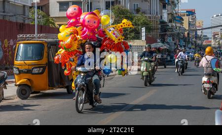 Ballonverkäufer auf einem Fahrrad in Phnom Penh City Stockfoto