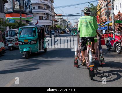 Radfahren mit der Rikscha in Phnom Penh Kambodscha Stockfoto