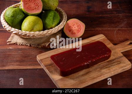 Guava süß mit Minas-Käse auf rustikalem hölzernem Hintergrund. Stockfoto