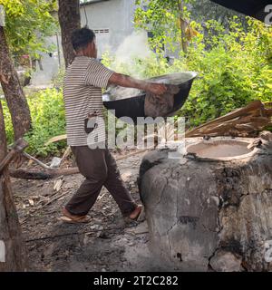 Mann, Der Palmenzucker Macht, Kambodscha Stockfoto