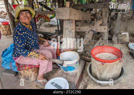 Flawing Rice, im ländlichen Kambodscha Stockfoto