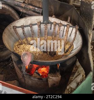 Flawing Rice, im ländlichen Kambodscha Stockfoto