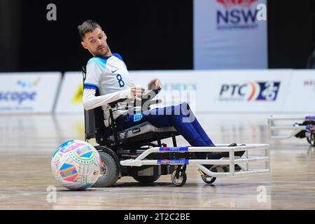 Sydney, Australien. Oktober 2023. Jonathan Bolding von der englischen Powerchair Football-Mannschaft wird während des Spiels der FIPFA Powerchair Football World Cup 2023 zwischen den USA und England im Quaycenter im Sydney Olympic Park, NSW Australien, beobachtet. Endstand USA 3:1 England. (Foto: Luis Veniegra/SOPA Images/SIPA USA) Credit: SIPA USA/Alamy Live News Stockfoto