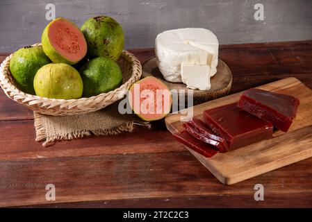 Guava süß mit Minas-Käse auf rustikalem hölzernem Hintergrund. Stockfoto