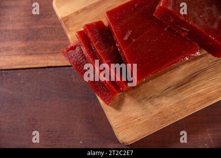 Guava süß mit Minas-Käse auf rustikalem hölzernem Hintergrund. Stockfoto