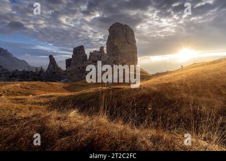 Sonnenaufgang über der wunderschönen Herbstlandschaft mit hoch aufragenden Bergen in der Mitte, Italien, Europa Stockfoto