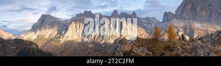 Farbenfrohe herbstliche Alpenpanorama-Landschaft mit Bergen und goldenen Lärchen , Italien, Europa Stockfoto