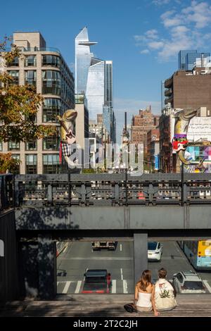 Blick auf die Highline bietet einen Blick auf die 10th Ave. Und die Wolkenkratzer in Hudson Yards, 2023, New York City, USA Stockfoto