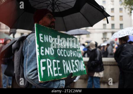 London, Großbritannien. Oktober 2023. Hunderte palästinensischer Demonstranten versammeln sich vor der Downing Street und rufen dazu auf, die Gewalt im Nahen Osten zu beenden und Kerzen für die Opfer anzuzünden, die bei der Explosion des Krankenhauses Al-Ahli getötet wurden. (Kreditbild: © Velar Grant/ZUMA Press Wire) NUR REDAKTIONELLE VERWENDUNG! Nicht für kommerzielle ZWECKE! Stockfoto