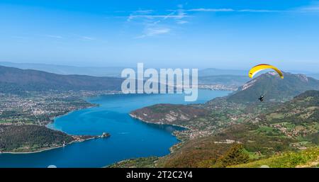 Gleitschirmflieger über dem See Annecy, im Herbst, in Haute Savoie, Frankreich Stockfoto