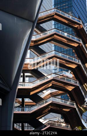 Das Schiff ist ein mehrstöckiges, kupferbeschichtetes interaktives Kunstwerk in Hudson Yards, 2023, New York City, USA Stockfoto