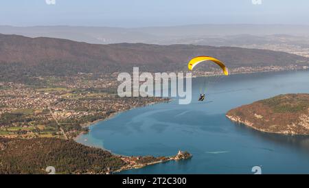 Gleitschirmflieger über dem See Annecy, im Herbst, in Haute Savoie, Frankreich Stockfoto