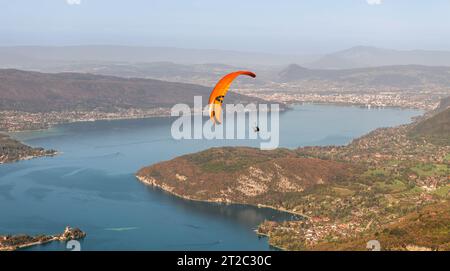 Gleitschirmflieger über dem See Annecy, im Herbst, in Haute Savoie, Frankreich Stockfoto