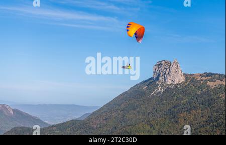 Gleitschirmflieger über dem See Annecy, im Herbst, in Haute Savoie, Frankreich Stockfoto