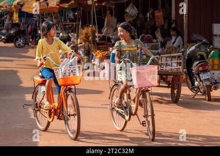 Das beste Freind Radfahren durch den lokalen Markt in Siem Reap, Kambodscha Stockfoto