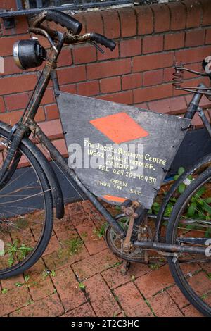 Antikes Fahrrad vor dem Jacobs Antique Centre West Canal Wharf Cardiff South Wales UK Stockfoto