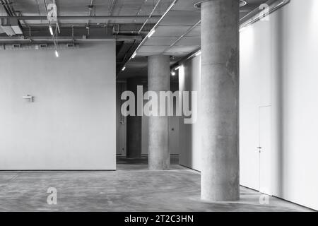 Leeres industrielles Interieur mit Betonsäule und Neonlichtern, Hintergrundfoto abstrakter moderner Architektur Stockfoto